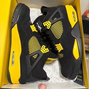 Air Jordan 4 Retro Thunder 2023